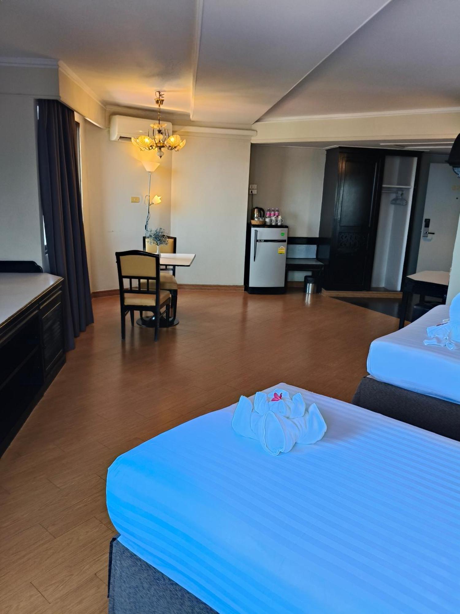 First Pacific Cirrus Hotel Pattaya Quarto foto