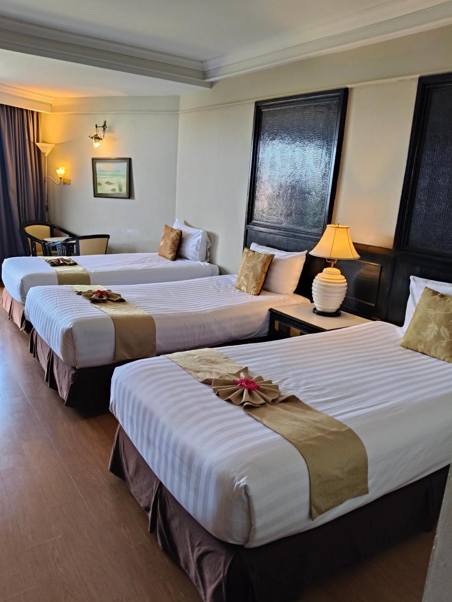 First Pacific Cirrus Hotel Pattaya Exterior foto