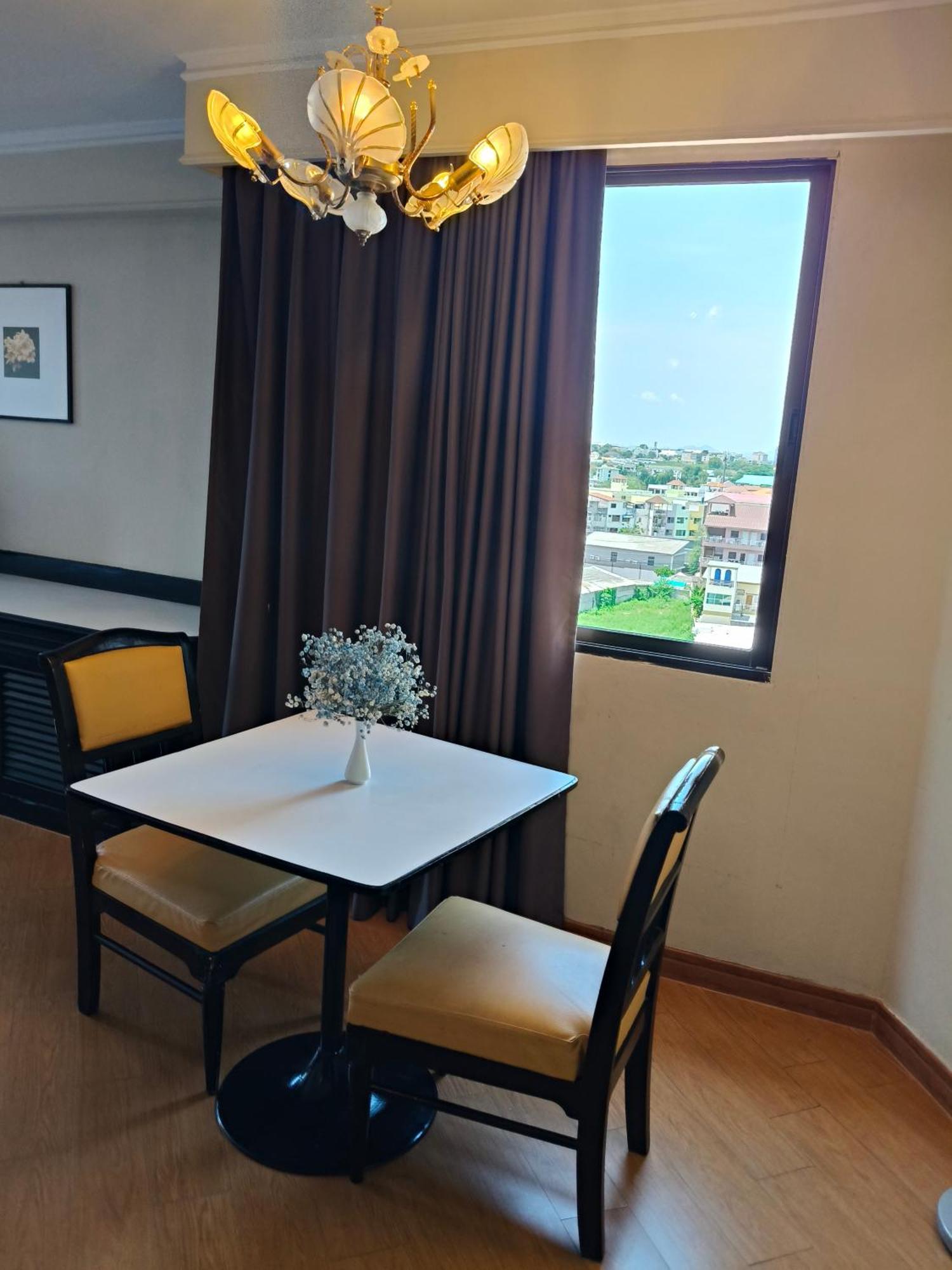 First Pacific Cirrus Hotel Pattaya Quarto foto