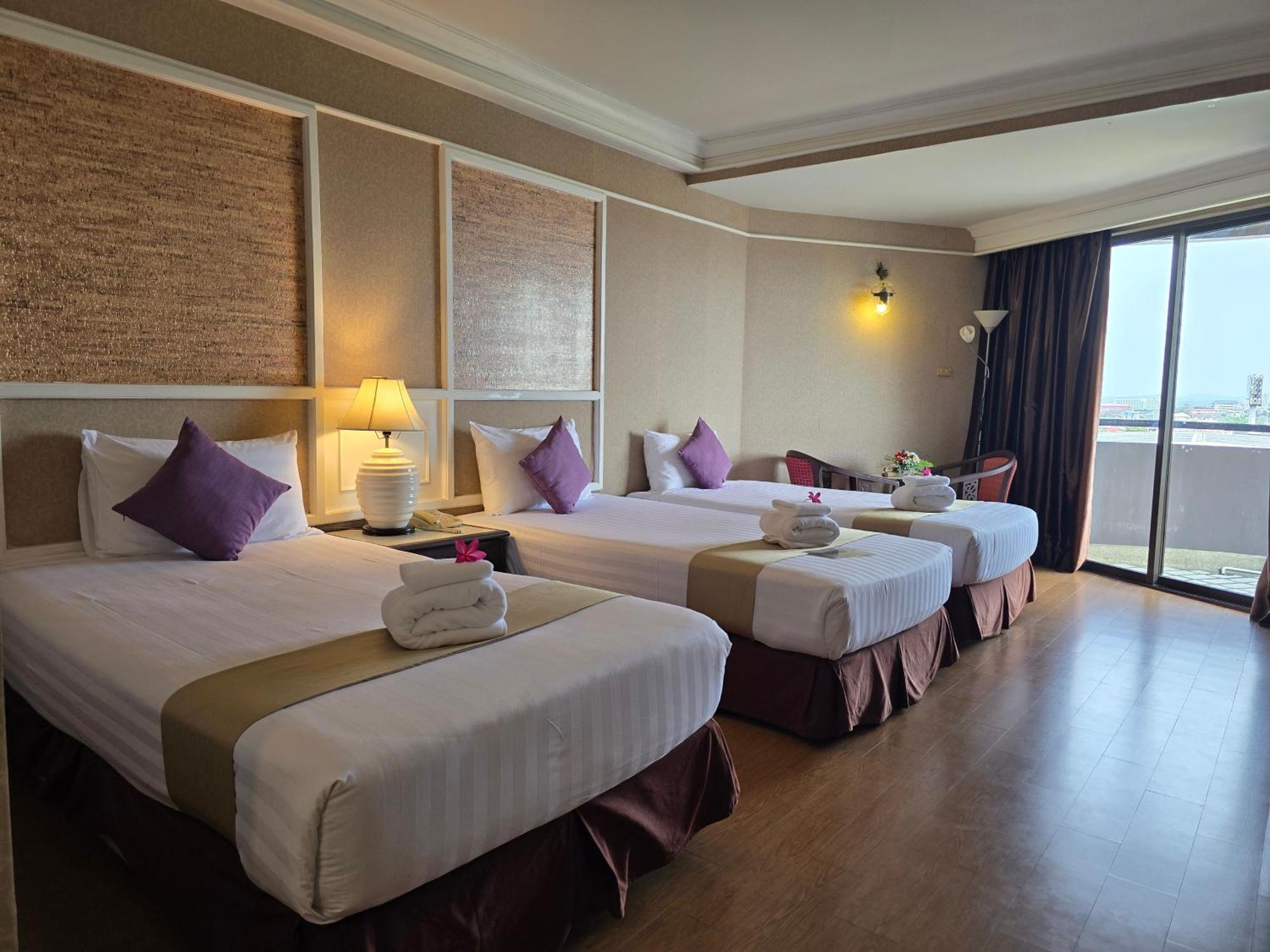 First Pacific Cirrus Hotel Pattaya Exterior foto